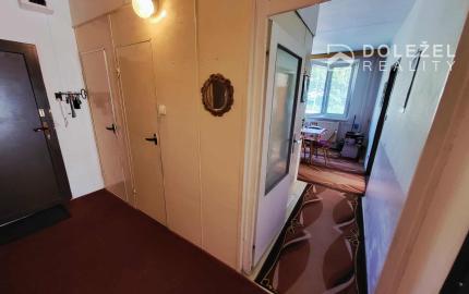 REZERVOVANÝ Na predaj: priestranný 2-izbový byt s loggiou – Exnárova, KE