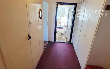 REZERVOVANÝ Na predaj: priestranný 2-izbový byt s loggiou – Exnárova, KE