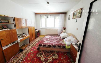 REZERVOVANÝ Na predaj: priestranný 2-izbový byt s loggiou – Exnárova, KE