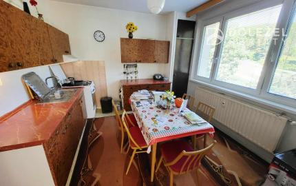 REZERVOVANÝ Na predaj: priestranný 2-izbový byt s loggiou – Exnárova, KE