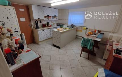 Priestranný 6-izbový dom s garážou, altánkom a veľkým pozemkom-Vyšné Opátske,KE