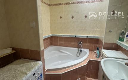 3-izbový byt STARÉ MESTO- Vojenská ulica, OV,70m2,lodžia 1.p