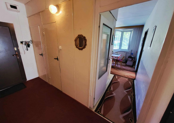 REZERVOVANÝ Na predaj: priestranný 2-izbový byt s loggiou – Exnárova, KE