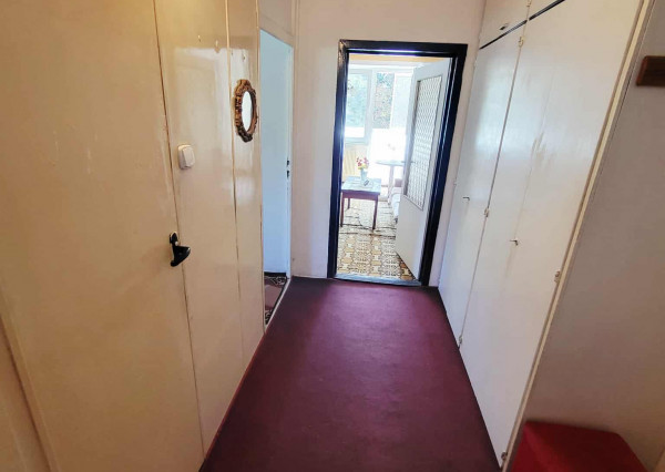 REZERVOVANÝ Na predaj: priestranný 2-izbový byt s loggiou – Exnárova, KE