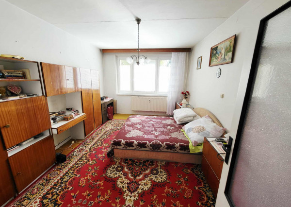 REZERVOVANÝ Na predaj: priestranný 2-izbový byt s loggiou – Exnárova, KE