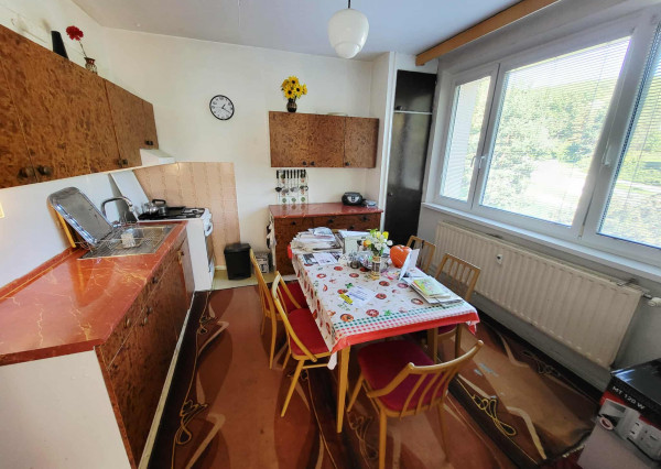 REZERVOVANÝ Na predaj: priestranný 2-izbový byt s loggiou – Exnárova, KE