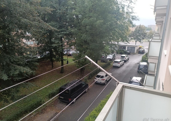 Priestranný 2-izbový byt s balkónom v obľúbenej lokalite – Košice Sever / Hlinkova ulica