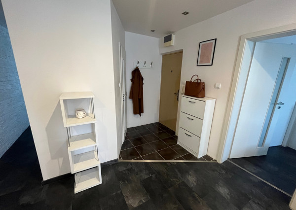 Na predaj kompletne zariadený 2-izbový tehlový byt v obľúbenej lokalite Košice – Sever, Študentská ulica