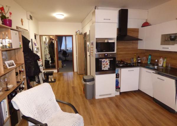 3-izb KVP Húskova, OV, 64m2,  čiast .rekon, lodžia (8.p/8)