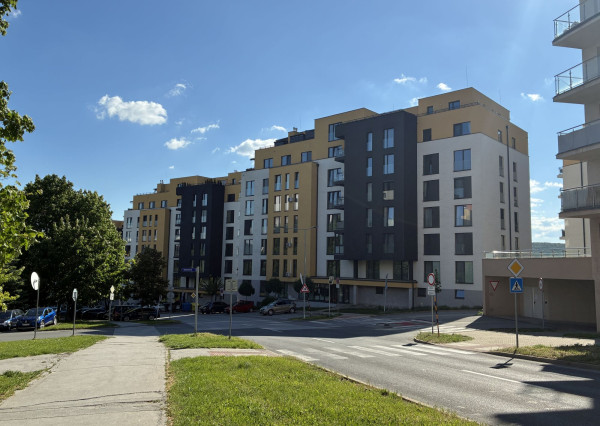 1,5-izbový tehlový byt -Zelené Grunty,OV,33m, pivnica, 2.p/6