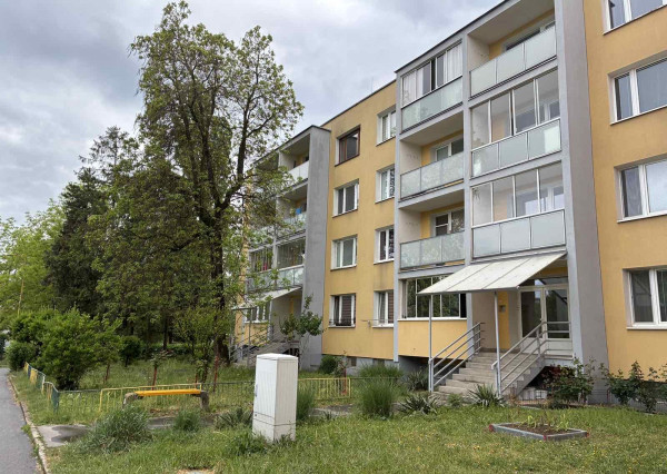 2-izb Západ- Mikoviního, OV, 54m2, povodný stav, prízemie