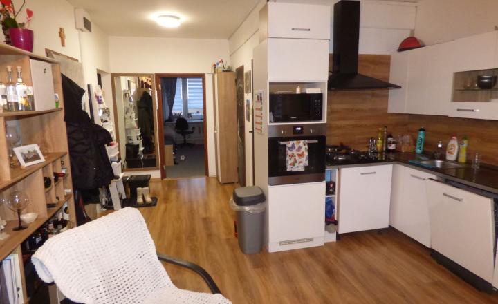 3-izb KVP Húskova, OV, 64m2,  čiast .rekon, lodžia (8.p/8) - fotografia 3