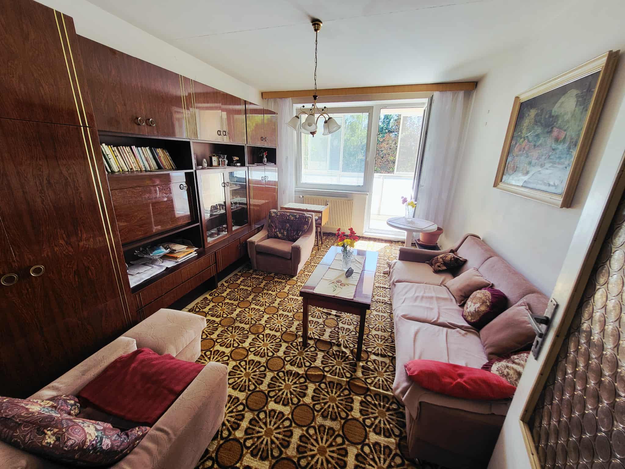 REZERVOVANÝ Na predaj: priestranný 2-izbový byt s loggiou – Exnárova, KE