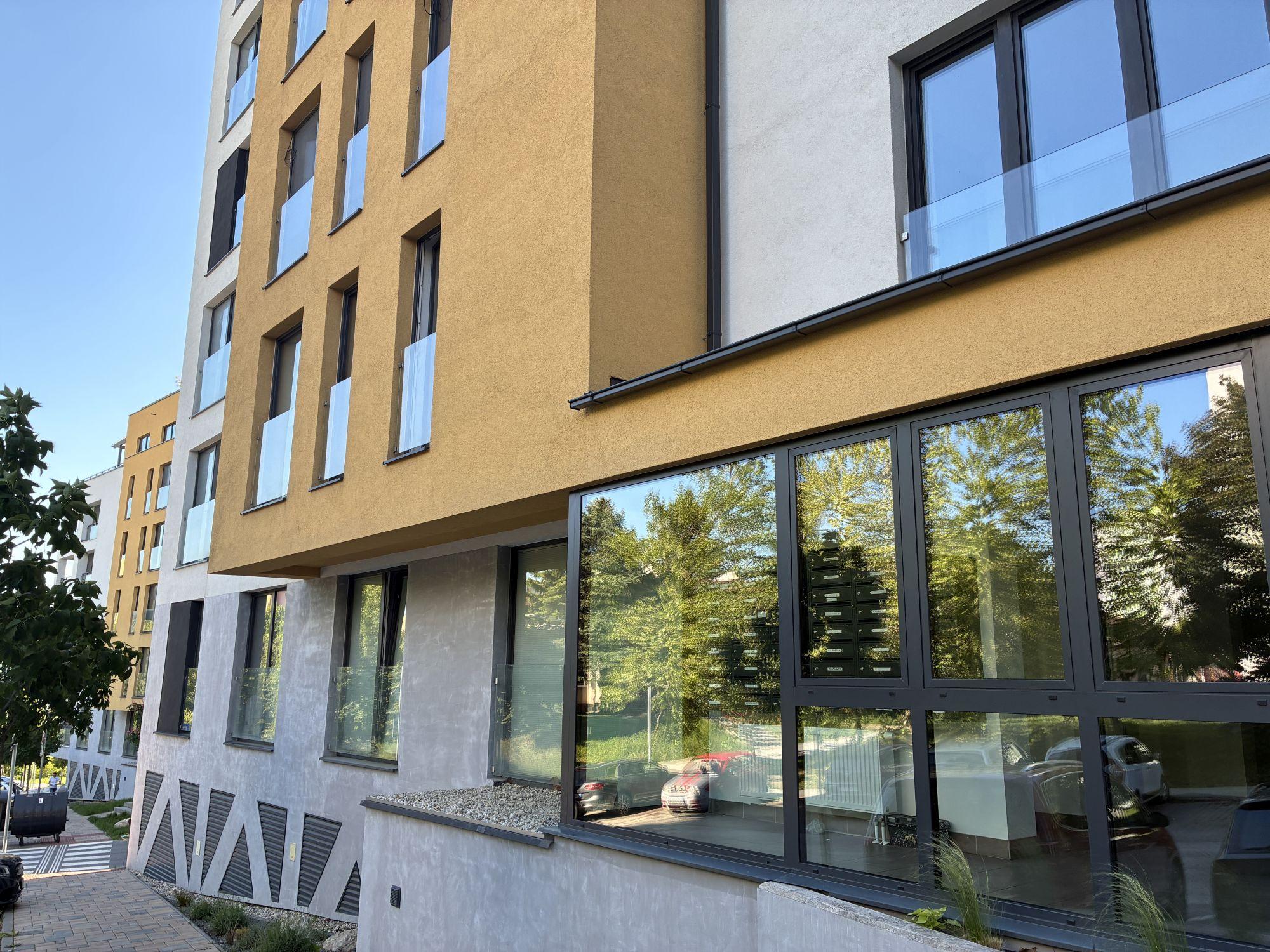1,5-izbový tehlový byt -Zelené Grunty,OV,33m, pivnica, 2.p/6
