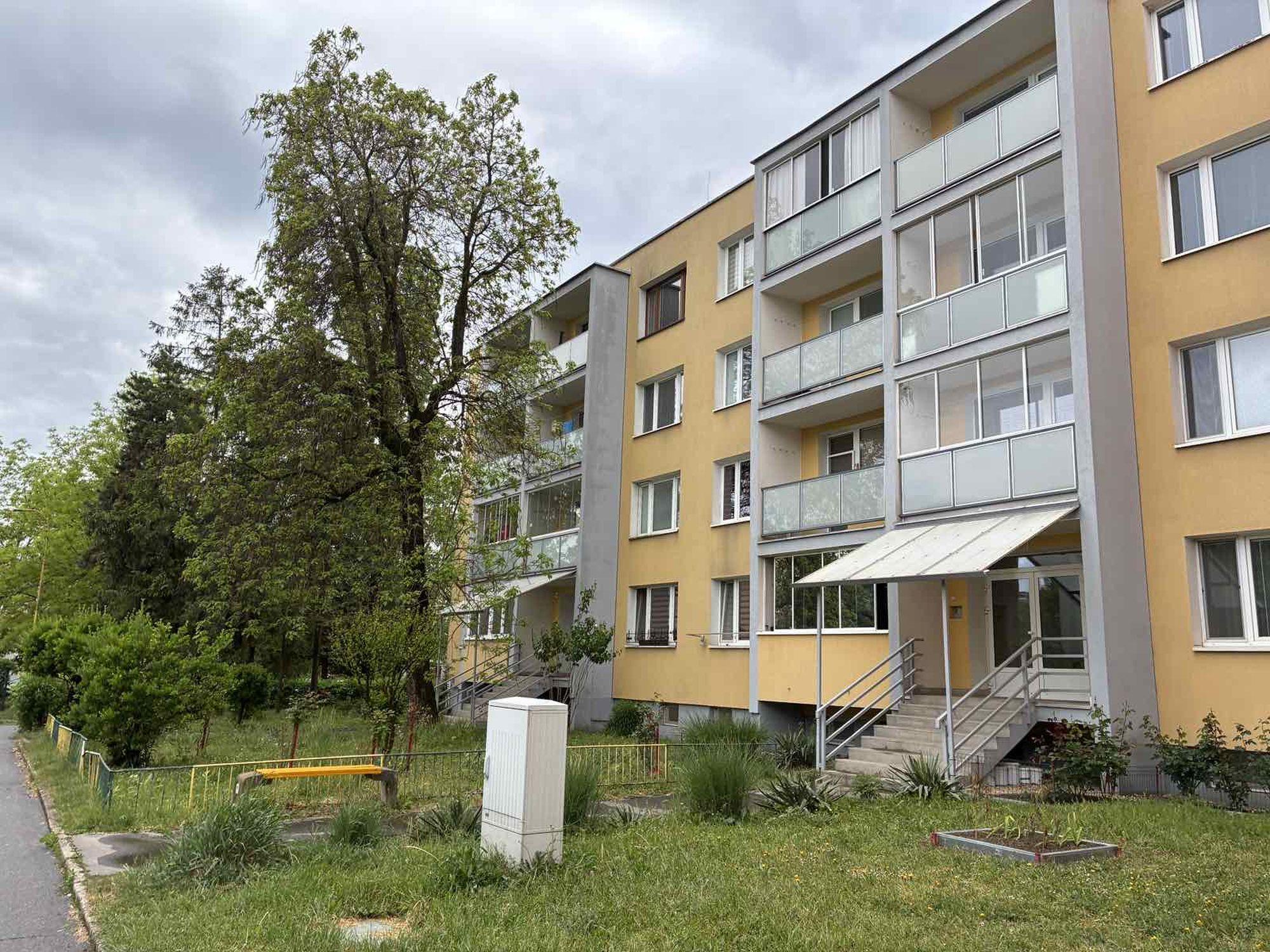 2-izb Západ- Mikoviního, OV, 54m2, povodný stav, prízemie